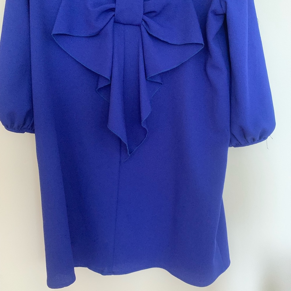 Bow dress with open sleeves